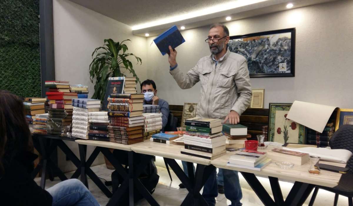 İstanbul Kitap Kahve'de Kitap Mezatı Devam Ediyor