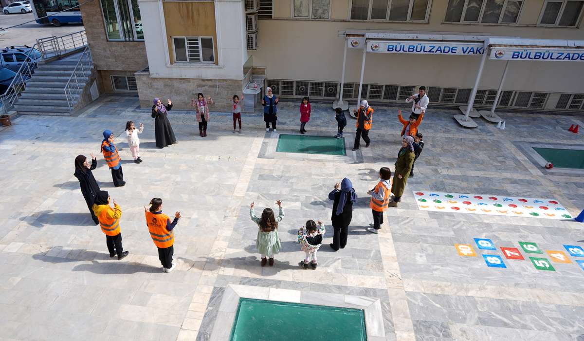 Bülbülzade Vakfı Depremden Etkilenen Çocuklar İçin "Gül ki Gülelim" Etkinliği Düzenledi