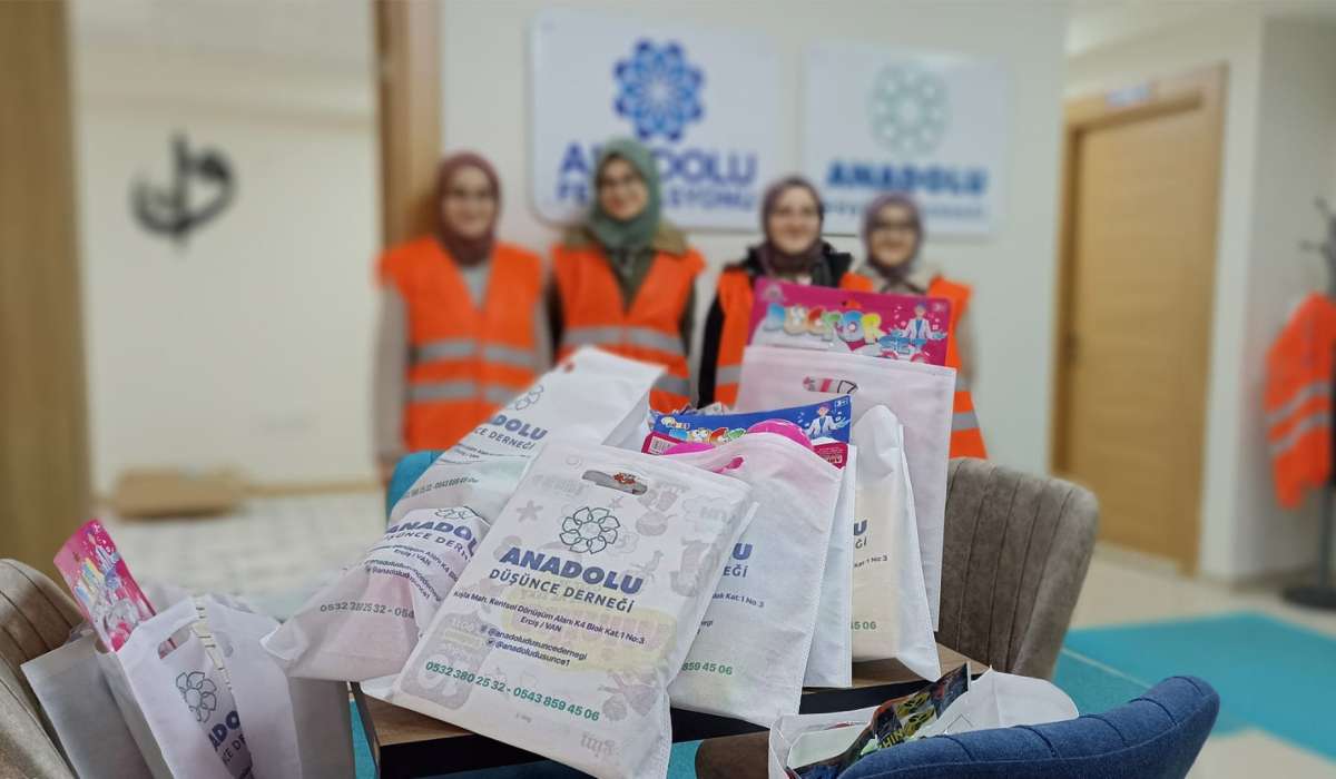 Anadolu Düşünce Derneği, Kampanya Kapsamında Çocuklara Kitap ve Oyuncak Hediye Etti