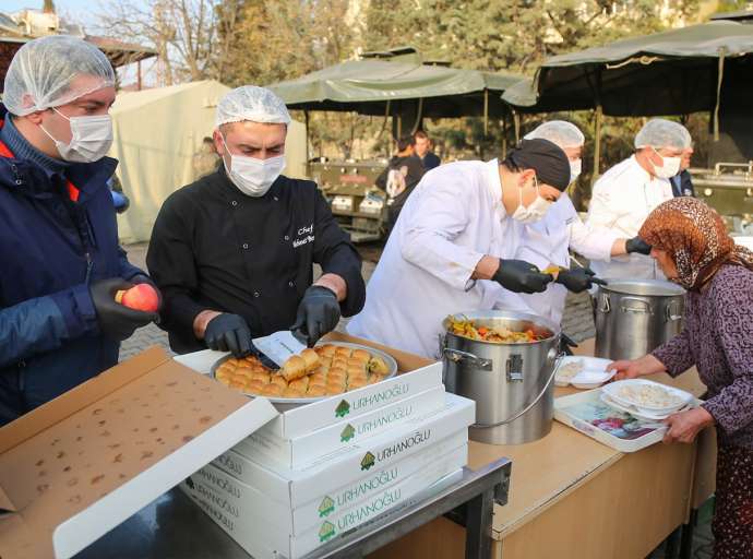 Bülbülzade Vakfı Hazırlanan Sıcak Yemekleri Depremzedelere Ulaştırmaya Devam Ediyor