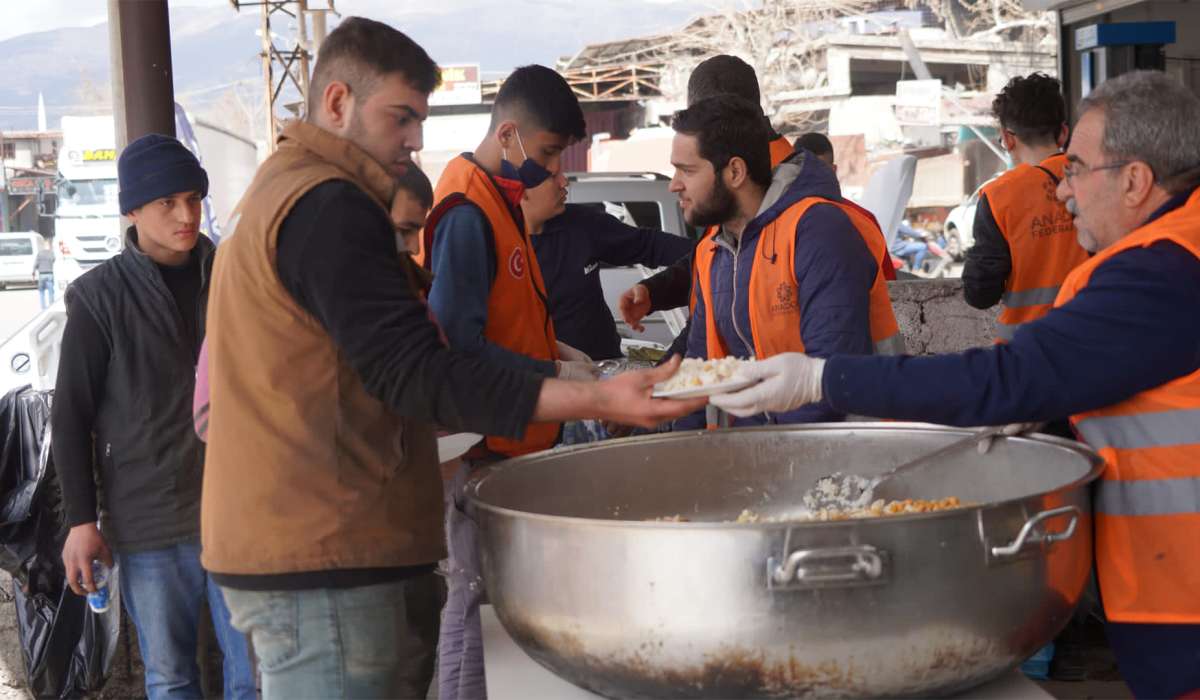 Rıdvan Hoca Vakfının Depremzedelere Yönelik Yemek Dağıtımları Devam Ediyor