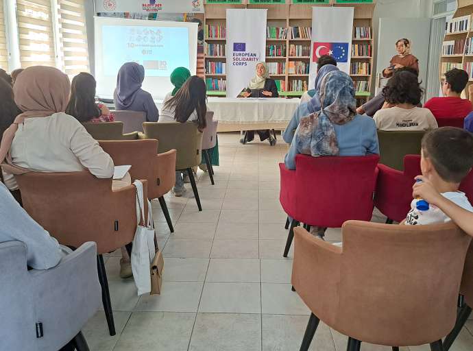 AKADDER ve Mozaik Kadın Derneği Başkanı Rabia Aldemir, "Çevre Bilinci ve İsrafın Önlenmesi" Konulu Sunum Gerçekleştirdi