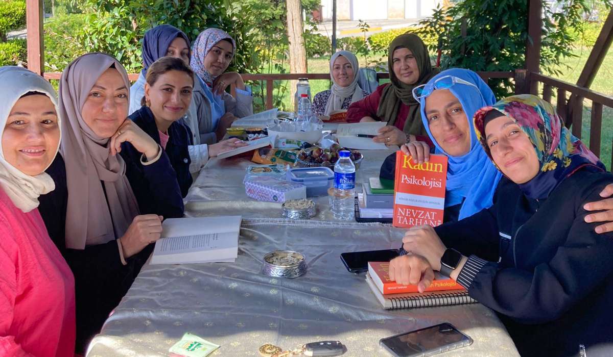 Akadder İstanbul Temsilciliğinde Kitap Tahlilleri Devam Ediyor