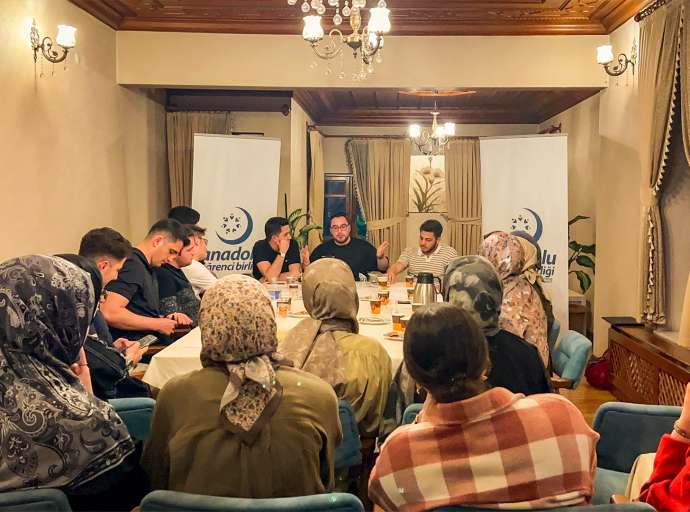 Gençler Müzakere Masasında Buluştu